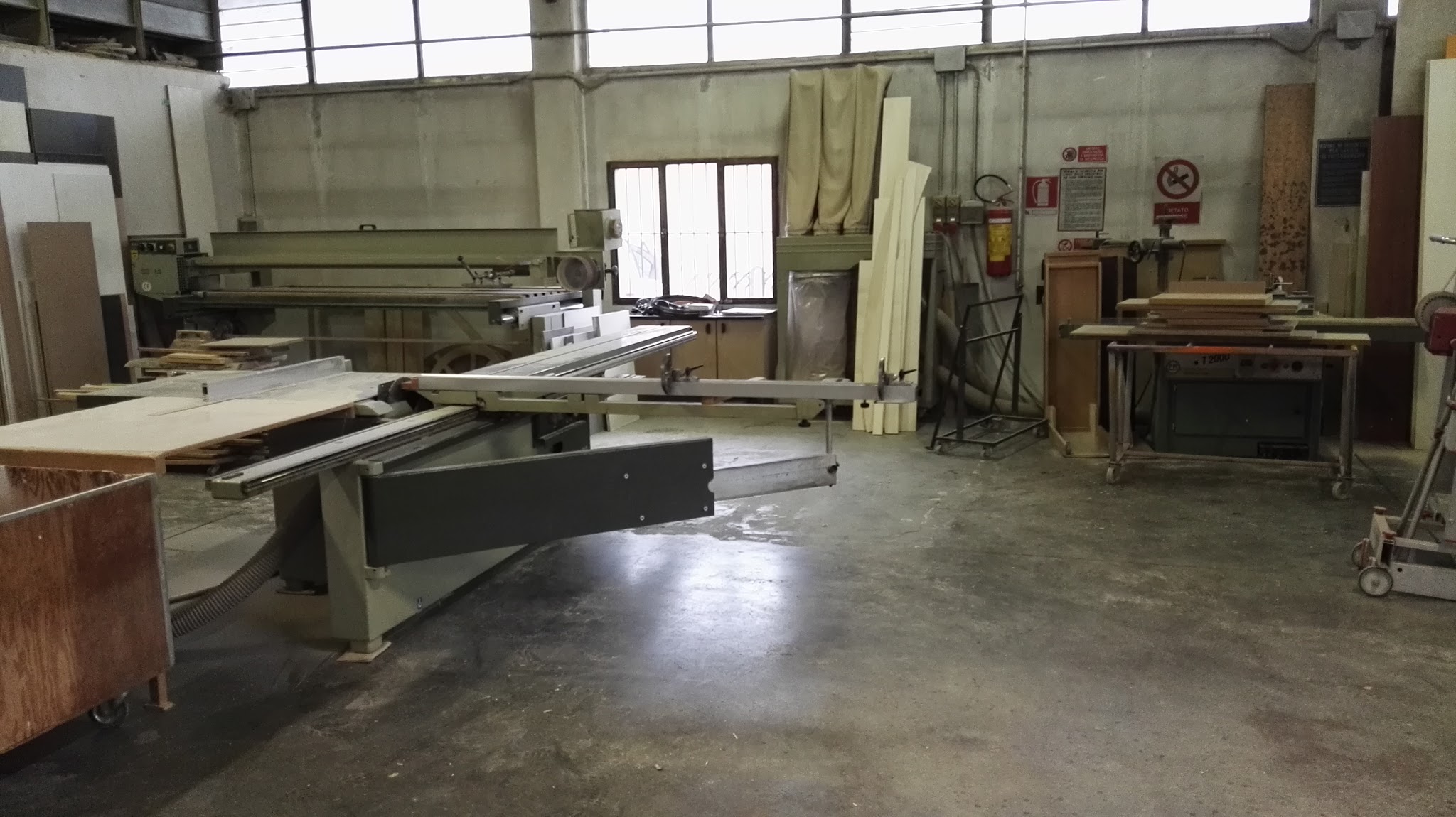 Il laboratorio di Falegnameria Pinocchio con macchinari e legno in lavorazione
