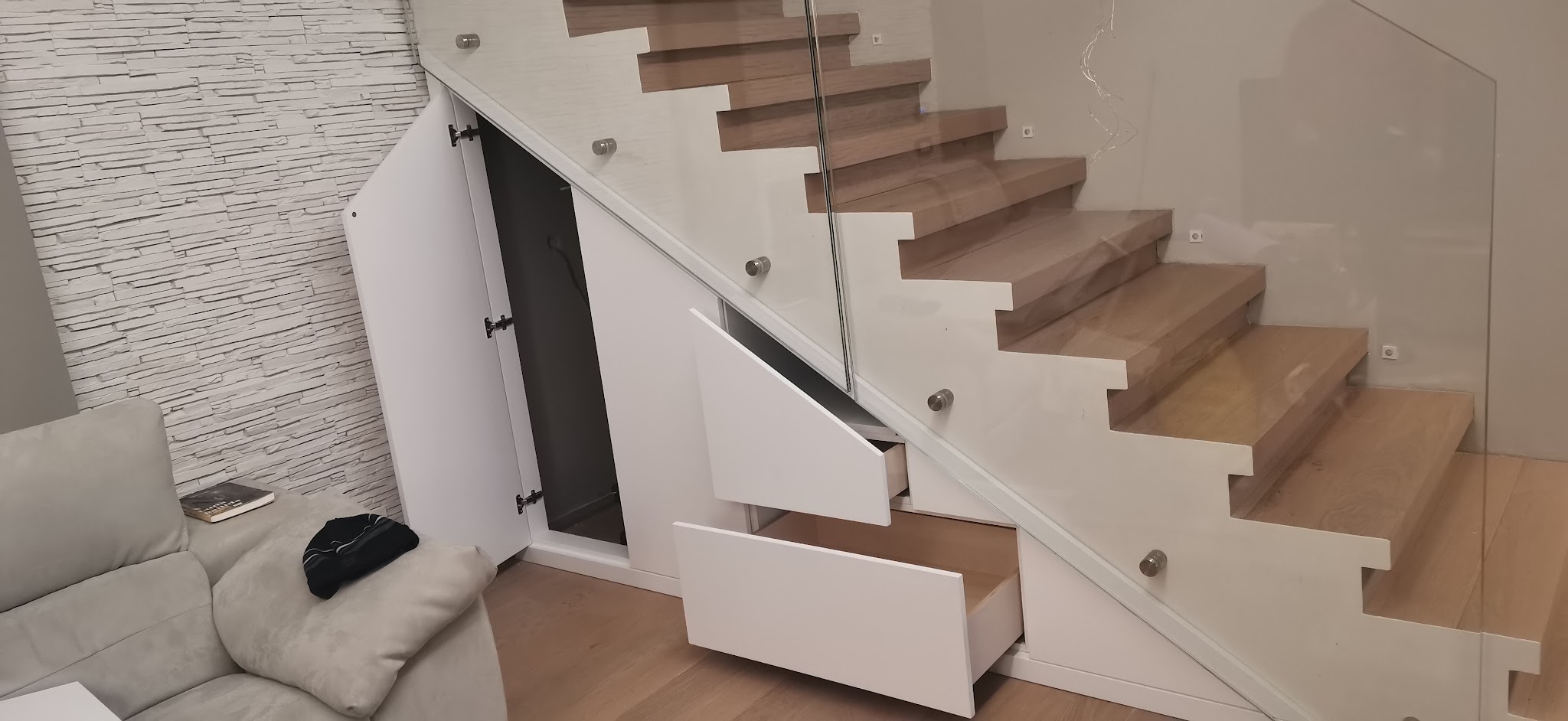 Arredo contenitore bianco costruito su misura sotto una scala