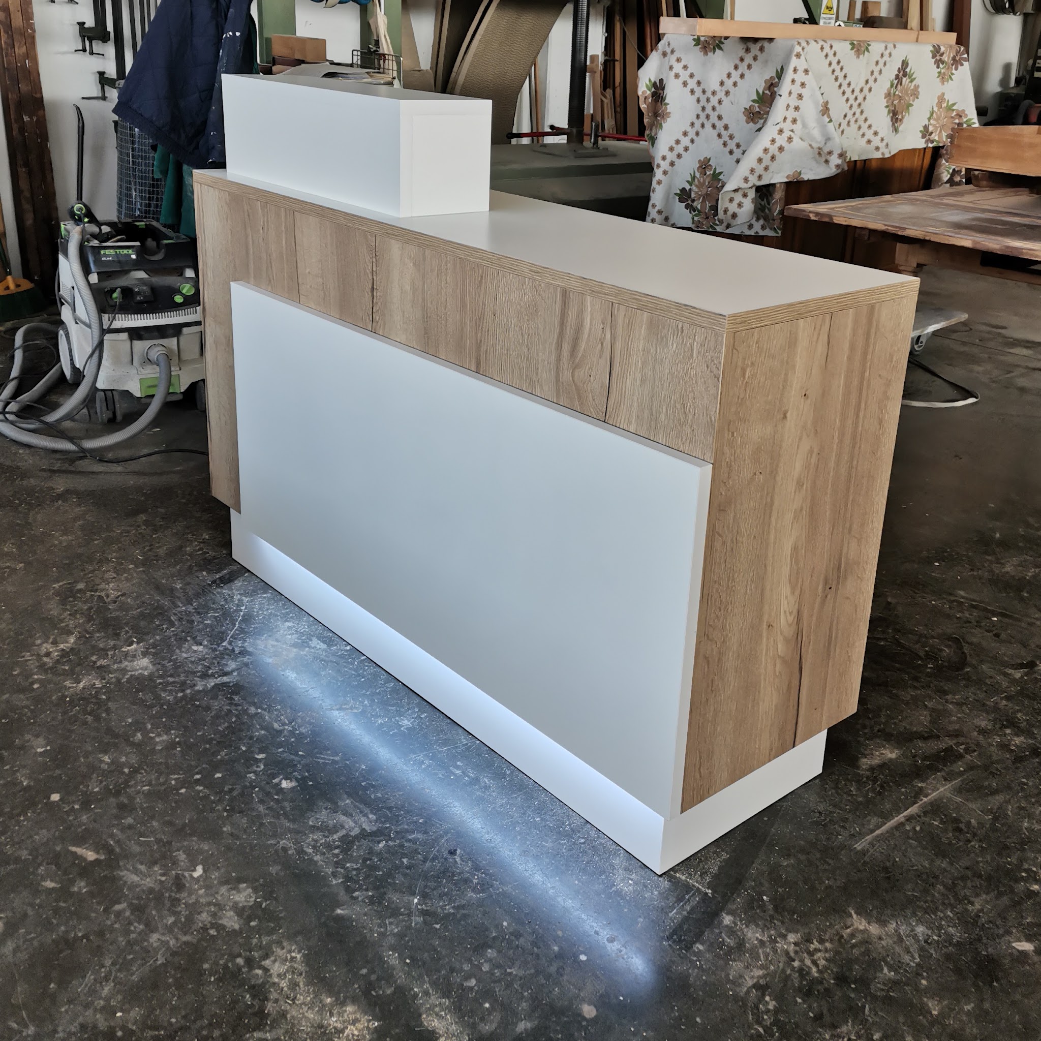 Bancone contemporaneo in legno chiaro e bianco nel laboratorio